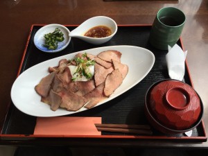 牛炙りとろ玉丼